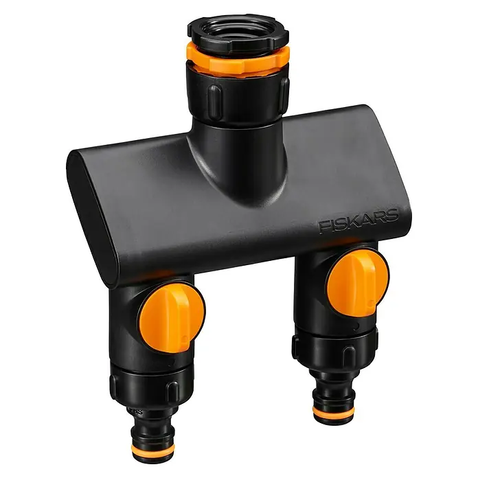 Fiskars 2-Wege-Ventil - Ø 21 mm (G 1/2"), Ø 26,5 mm (G 3/4") und Ø 33,3 mm (G 1") - Abbildung eines schwarzen Fiskars Wasserverteilers mit orangefarbenen Akzenten, der die gleichzeitige Nutzung mehrerer Gartenschläuche ermöglicht.