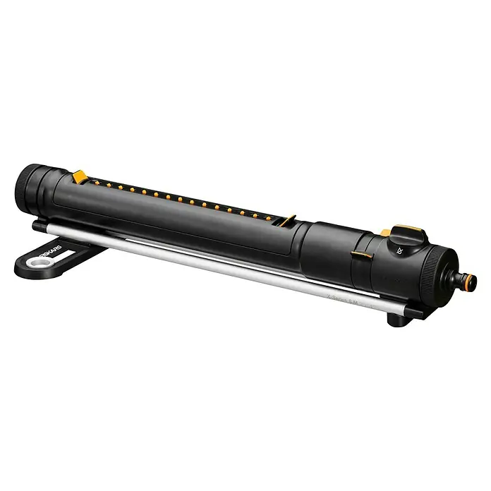 Fiskars X-series Ersatzteil-Set - Max. Regnerfläche: 300 m² - Ein schwarzer Fiskars X-Series M-Rasensprenger mit orangefarbenen Akzenten und einem silbernen Ständer. Ideal für die Bewässerung von Gärten.