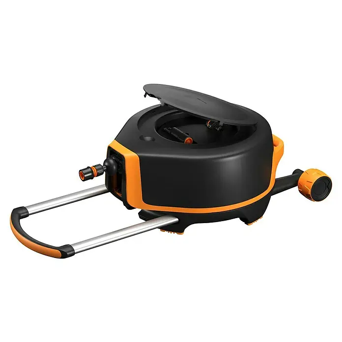 Fiskars X-series Automatische Schlauchtrommel XL mit Rädern - Schlauchlänge: 25 m - Das Bild zeigt einen Gartenschlauchaufroller in Schwarz und Orange, der für eine ordentliche Aufbewahrung des Schlauches sorgt.