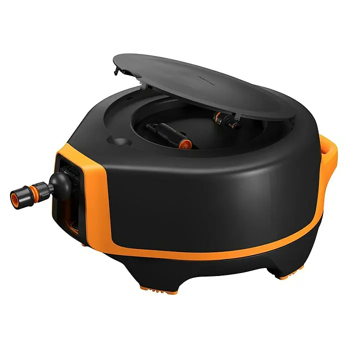 Fiskars X-series Automatische Schlauchtrommel XL - Schlauchlänge: 25 m - Das Bild zeigt eine schwarze Fiskars Bewässerungstrommel mit orangefarbenen Akzenten und geöffnetem Deckel. Sie ist robust und modern.