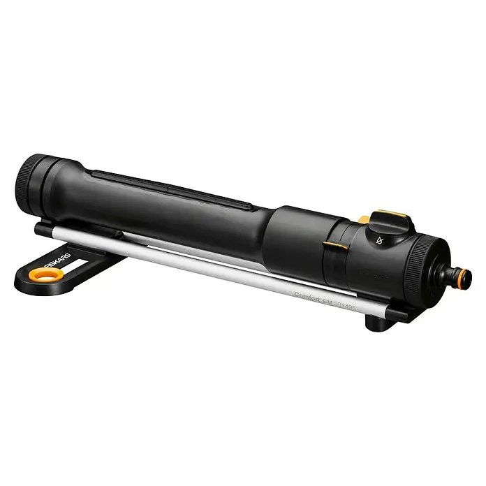 Fiskars Regner - Max. Regnerfläche: 252 m² - Der Fiskars Comfort S-M 201495 Flächenregner für eine komfortable Bewässerung. Das Gerät ist schwarz, silber und orange.
