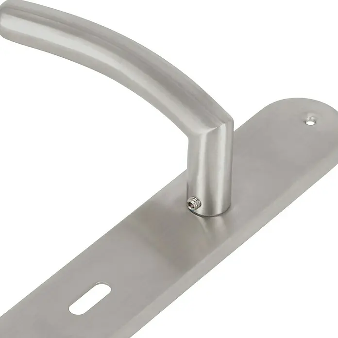 Diamond Doors Modern Zimmertürgarnitur Virginia - Edelstahl, Stärke Tür: 38 mm - 45 mm, Buntbart - Nahaufnahme eines Türgriffs aus Edelstahl, der auf einer schwarzen Oberfläche befestigt ist. Das Design ist modern und minimalistisch.