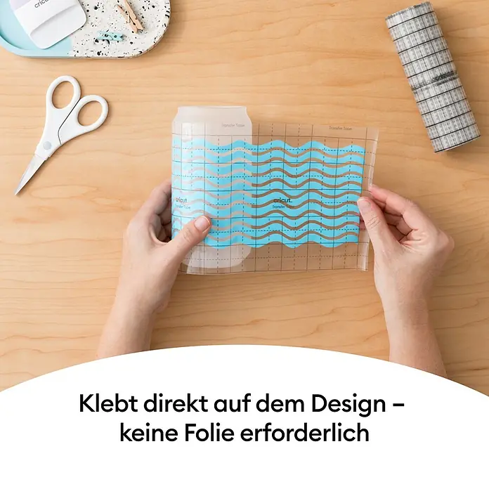 Cricut Joy Transferfolie Transfer Tape Linerless - L x B: 304 x 14 cm - Nahaufnahme von Cricut Transfer Tape mit blauem Wellenmuster, das direkt auf Designs klebt, ohne Folie.