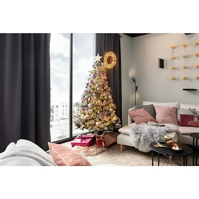 Regalux Wandboard XL4 - L x B x H: 23,5 x 118 x 3,8 cm, Schwarz, Belastbarkeit: 12 kg - Festlich geschmücktes Wohnzimmer mit Weihnachtsbaum, Geschenken und einer stilvollen Dekoration für eine gemütliche Weihnachtsatmosphäre.