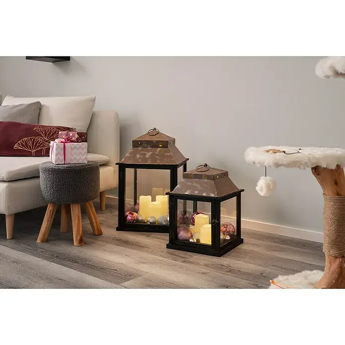 Laterne Modern - 1 Stk., L x B x H: 36 x 36 x 58 cm, Schwarz - Dekorative Szene mit Windlichtern, Kerzen und Weihnachtsdekoration für eine warme und festliche Atmosphäre im Wohnraum.