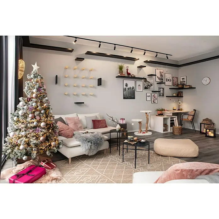 Regalux Wandboard XL4 - L x B x H: 23,5 x 118 x 3,8 cm, Schwarz, Belastbarkeit: 12 kg - Festlich geschmücktes Wohnzimmer mit einem Weihnachtsbaum, weißen Möbeln und dunklen Regalen.