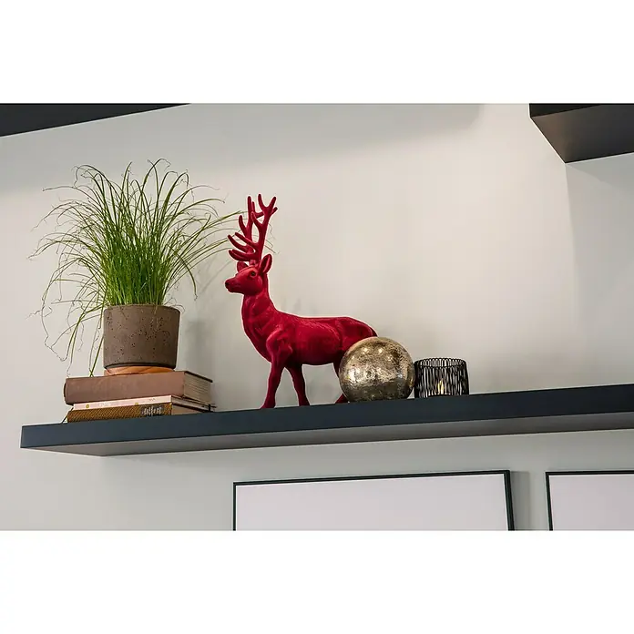 Regalux Wandboard XL4 - L x B x H: 23,5 x 118 x 3,8 cm, Schwarz, Belastbarkeit: 12 kg - Dekoratives Regal mit einer Zimmerpflanze, einem roten Hirsch, einer goldenen Kugel und einem Kerzenhalter als Blickfang.