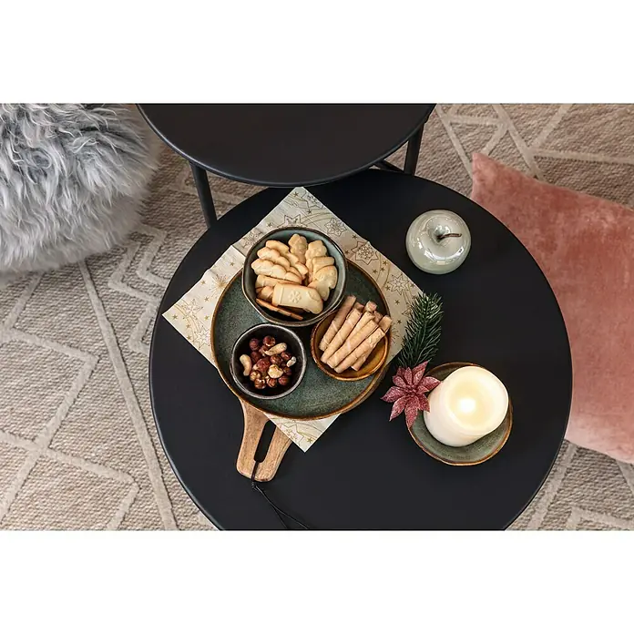 Schale TaboØ x H: 11,5 x 3,5 cm, Grün - Weihnachtliche Leckereien auf einem schwarzen Tisch präsentiert, darunter Kekse, Nüsse und eine Kerze für gemütliche Festtagsstimmung.