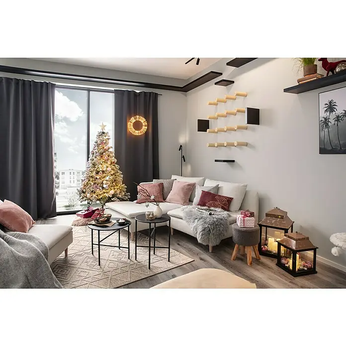 Regalux Wandboard XL4 - L x B x H: 23,5 x 118 x 3,8 cm, Schwarz, Belastbarkeit: 12 kg - Wohnzimmer mit Weihnachtsdekoration, inklusive Tannenbaum mit Lichtern und Kugeln, grauen Vorhängen und einem hellen Sofa mit Kissen.