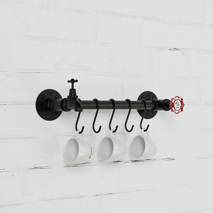 Walteco Rusticline Hakenleiste mit Haken - L x B x H: 28 x 40 x 6 cm, Stahl, Schwarz - Wandmontierter Tassenhalter aus schwarzem Metall mit roten Akzenten, der an einer weißen Ziegelwand befestigt ist.