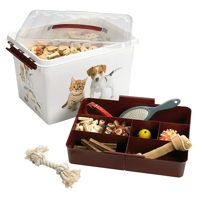 Sunware Aufbewahrungsbox Q-Line - L x B x H: 40 x 30 x 26 cm, Kunststoff, Mehrfarbig - Aufbewahrungsboxen für Tierbedarf: eine weiße Box mit Katz- und Hundemotiven und eine braune Sortierbox mit Spielzeug, Leckerlis und einer Bürste.