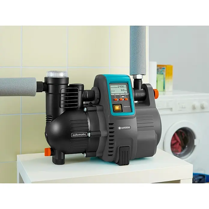 Gardena Hauswasserautomat 5000/5 LCD - 1.300 W, 5.000 l/h, 5 bar - Das Bild zeigt eine Gardena 5000/5E LCD Hauswasserautomat Pumpe. Sie ist schwarz und grau und hat ein Display mit Tasten.