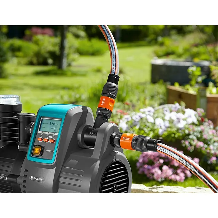 Gardena Hauswasserautomat 5000/5 LCD - 1.300 W, 5.000 l/h, 5 bar - Nahaufnahme einer GARDENA 5000/SE LCD Gartenpumpe mit Schläuchen und Armaturen im Außenbereich.