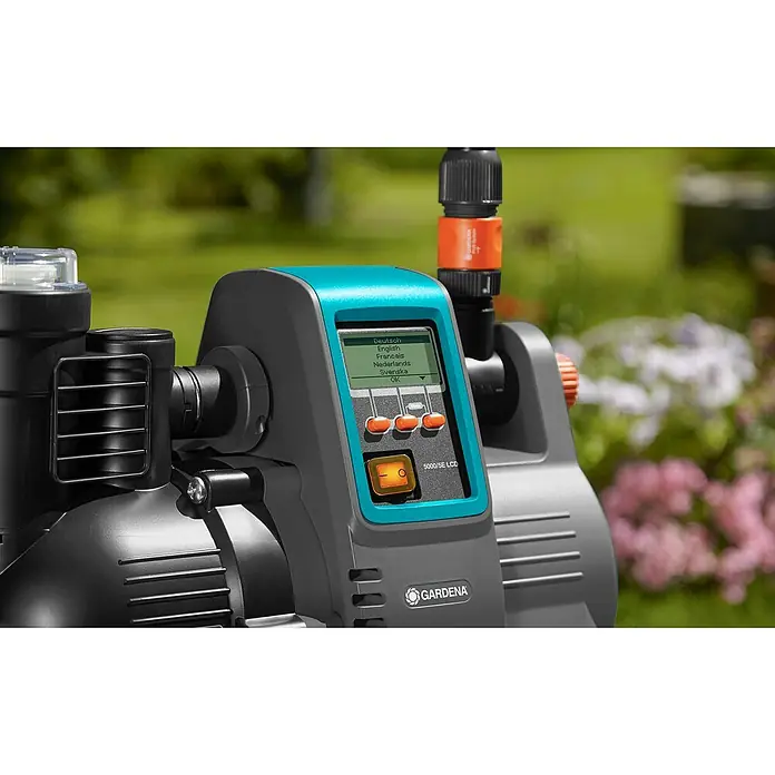 Gardena Hauswasserautomat 5000/5 LCD - 1.300 W, 5.000 l/h, 5 bar - Nahaufnahme einer Gardena Hauswasserautomat 5000/5E LCD mit digitaler Steuerung und klarem Display.