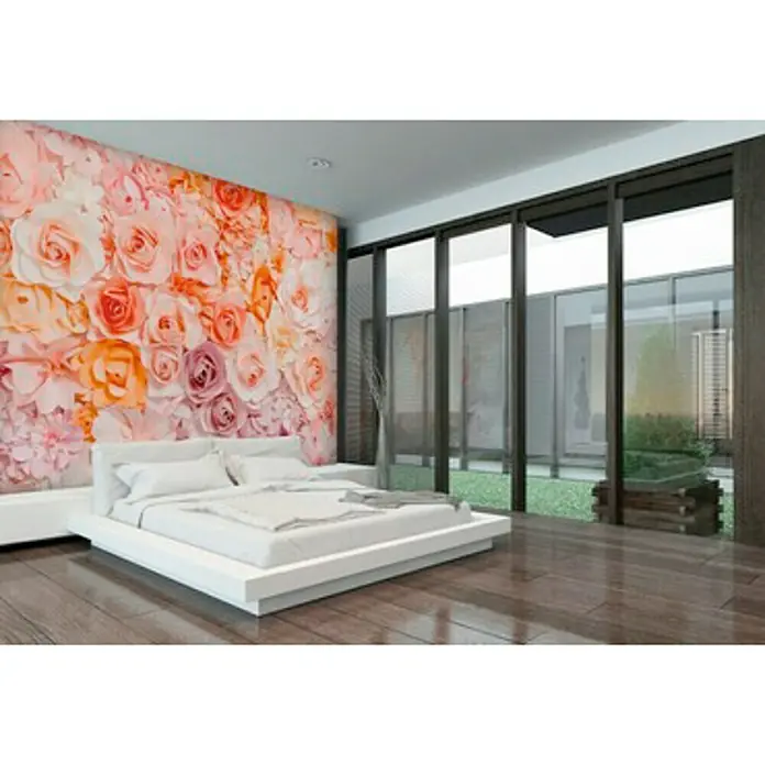 Fotomural Flowers - An x Al: 366 x 254 cm, Papel - Un dormitorio moderno con una cama blanca, una pared de rosas y grandes ventanales con vistas al jardín.