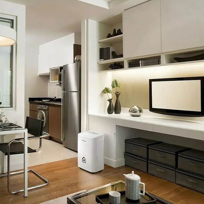 Ariston Deshumidificador eléctrico DEOS 16S NET - 330 W, Potencia de deshumidificación: 16 l/día, L x An x Al: 24,5 x 35 x 51 cm, Blanco - La imagen muestra un deshumidificador Ariston en un moderno salón, asegurando un clima interior confortable. Diseño compacto, fácil de usar.
