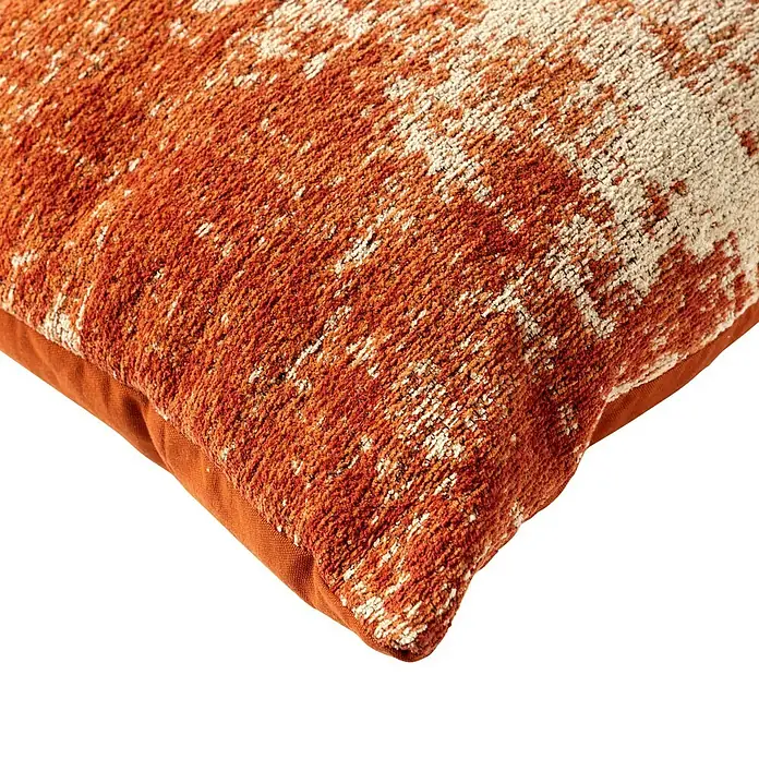 Kissen Lene - Potters Clay, 45 x 45 cm, 100 % Baumwolle - Nahaufnahme eines orangefarbenen Kissens mit abstraktem Muster, das eine warme und einladende Atmosphäre für jedes Wohnzimmer schafft.