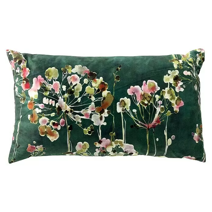 Kissen Armin - Greener Pastures, 50 x 30 cm, 100 % Polyester - Rechteckiges, dunkelgrünes Samtkissen mit abstraktem Blumenmuster in Rosa, Grün und Weiß.