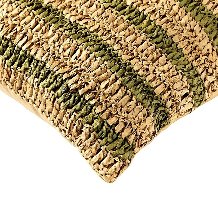 Kissen Felix - Olive Branch, 65 % Baumwolle, 35 % Raffia-Papier - Detailaufnahme eines dekorativen Kissens mit geflochtenem Muster in Beige- und Grüntönen, das eine natürliche und stilvolle Note verleiht.
