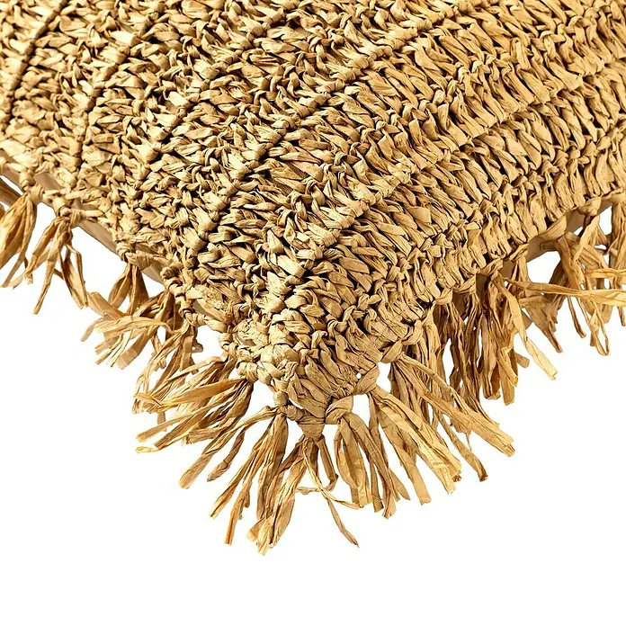 Kissen Frauke - Natural, 45 x 45 cm, 65 % Baumwolle, 35 % Raffia-Papier - Nahaufnahme eines stilvollen Strohhutes mit Fransen, perfekt für sonnige Tage und modische Akzente.