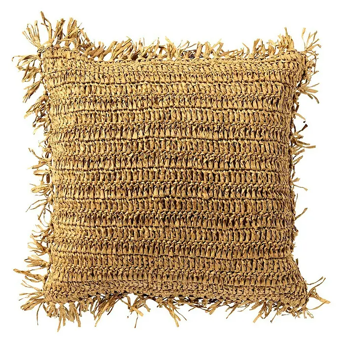 Kissen Frauke - Natural, 45 x 45 cm, 65 % Baumwolle, 35 % Raffia-Papier - Quadratisches Kissen aus geflochtenem Bast mit Fransen für eine natürliche Note und Textur im Wohnraum.