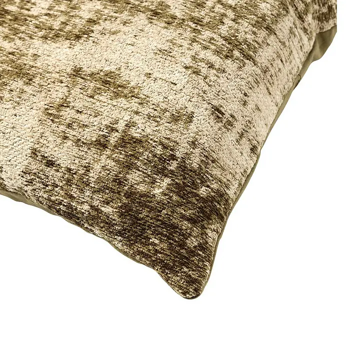 Kissen LeneMilitary Olive, 45 x 45 cm, 100 % Baumwolle - Nahaufnahme eines quadratischen, dekorativen Kissens mit einem abstrakten, gewebten Muster in Beige- und Olivtönen.