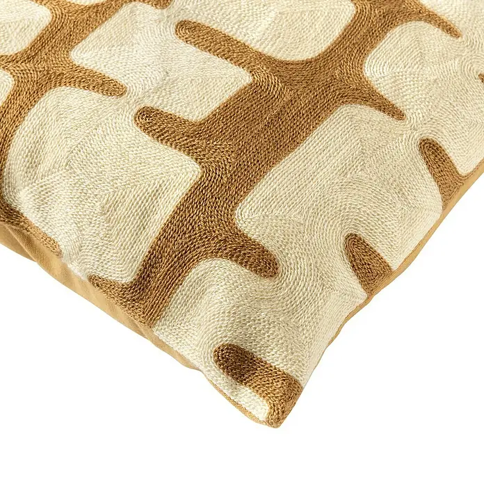 Kissen Andreas - Tapioca, 50 x 30 cm, 70 % Baumwolle, 30 % Acryl - Nahaufnahme eines dekorativen Kissens mit einem geometrischen Muster in Braun und Beige, das Textur und Stil für jeden Raum bietet.