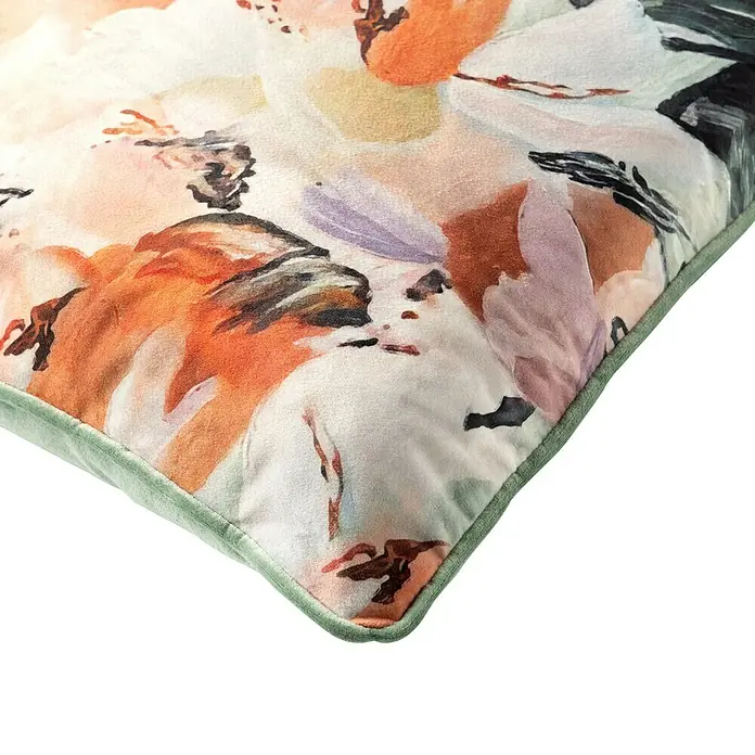 Kissen Anelie - Cameo Green, 45 x 45 cm, 100 % Polyester - Nahaufnahme eines dekorativen Kissens mit floralem Muster und grünem Rand.