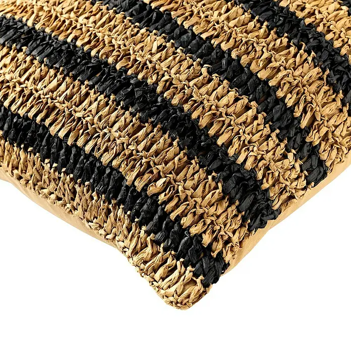 Kissen Felix - Raven, 65 % Baumwolle, 35 % Raffia-Papier - Dekoratives Kissen mit einzigartigem Flechtmuster in Schwarz und Beige, ideal für stilvolle Akzente im Wohnbereich.