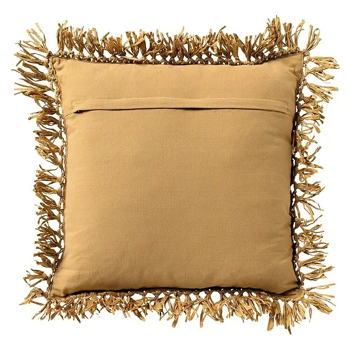 Kissen Frauke - Natural, 45 x 45 cm, 65 % Baumwolle, 35 % Raffia-Papier - Quadratisches Kissen in Karamellfarbe mit Fransenverzierung, ein stilvolles Dekorstück.