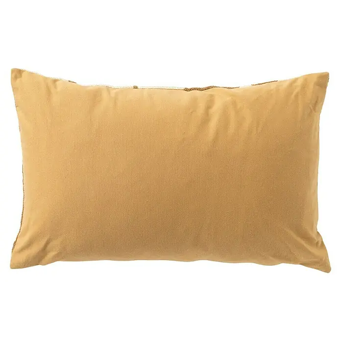 Kissen Andreas - Tapioca, 50 x 30 cm, 70 % Baumwolle, 30 % Acryl - Nahaufnahme eines rechteckigen, goldfarbenen Kissens mit dekorativen Ziernähten an den Kanten, perfekt für Akzentuierung und Komfort.