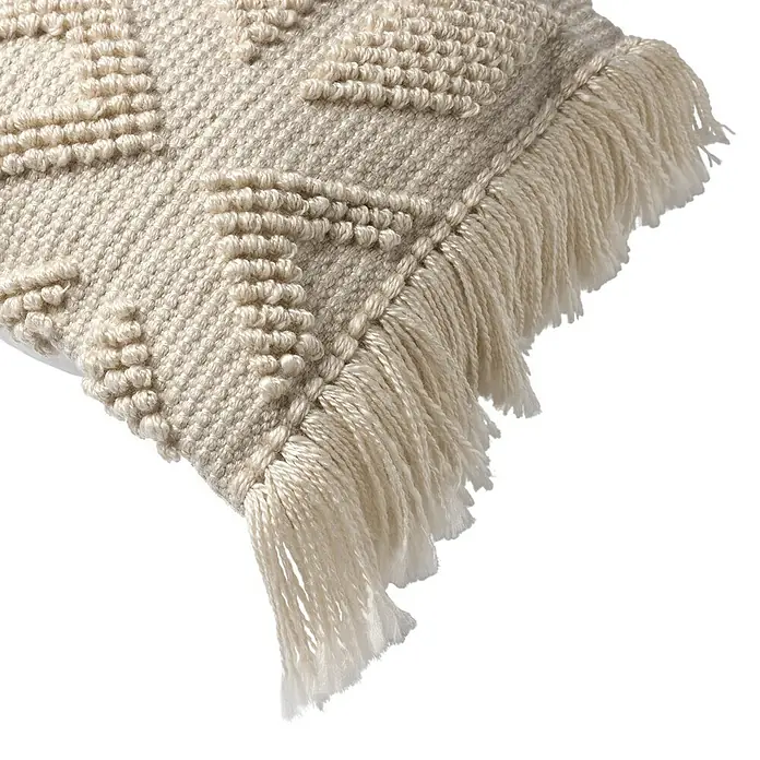 Kissen OlafPumice Stone, 60 x 40 cm, 90 % Polyester, 10 % Baumwolle - Nahaufnahme einer dekorativen, cremefarbenen Kissenhülle mit Fransen und einem einzigartigen, erhabenen Muster.