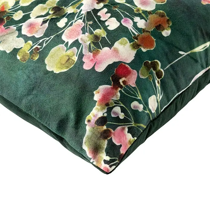Kissen Armin - Greener Pastures, 50 x 30 cm, 100 % Polyester - Nahaufnahme eines floral gemusterten Kissens mit einem satten, dunklen Hintergrund, der die komplizierten Details hervorhebt.