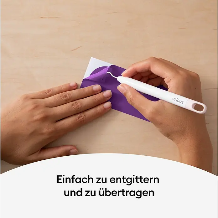 Cricut Vinylfolie Color Change Hot Permanent - 1 Stk., Lila/Türkis, 30 x 60 cm - Nahaufnahme einer Person, die mit einem Cricut Werkzeug lilafarbenes Vinyl bearbeitet.
