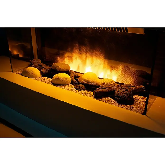 Chimenea eléctrica Toronto - Blanco, 2.000 W, 22 x 81,2 x 41 cm - Primer plano de una moderna chimenea de gas con piedras decorativas y troncos simulados frente a una cálida exhibición de llamas.