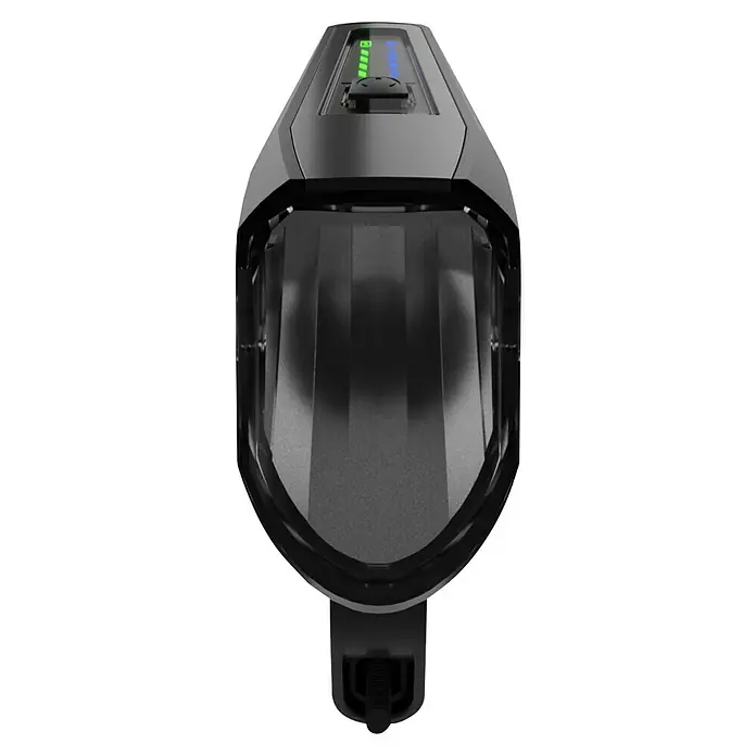 Fischer Fahrradbeleuchtungs-Set - LED, Schwarz, Beleuchtungsstärke: 110 lx, Lenkerhalter mit Schnellbefestigung (Frontlicht) - Nahaufnahme einer schwarzen Fahrradlampe mit LED-Anzeige, die den Batteriestand anzeigt, ideal für sichere Nachtfahrten.