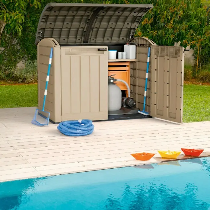 Keter Arcón Store It Out Ultra - L x An x Al: 113 x 177 x 134 cm, Marrón claro - Caseta de jardín de plástico junto a la piscina. La solución perfecta para guardar accesorios de piscina y herramientas de jardín.