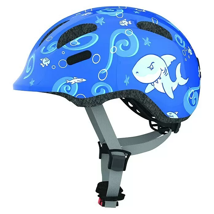 Abus Fahrradhelm Kids Pro - M, Blau - Blauer Kinderhelm mit verspieltem Meeresmotiv: Hai, Fische und graue, verstellbare Riemen.