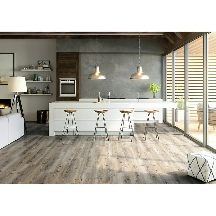 Laminado Roble Gris - 1.200 x 196 x 8 mm, Roble Gris, AC5 - Sala de estar luminosa con suelos de madera, isla de cocina con taburetes y grandes ventanales que permiten la entrada de mucha luz natural.