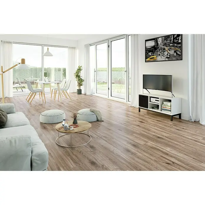 LOGOCLIC Laminado Roble Capuccino - 1.200 x 196 x 7 mm, Roble Capuccino, AC5 - Salón luminoso con un moderno suelo de imitación madera, que aporta calidez y elegancia al espacio. Ideal para un ambiente acogedor.