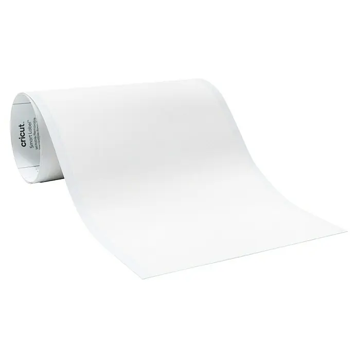 Cricut Joy Aufkleber Smart Label Auflösbar - 1 Stk., Weiß, 13,9 x 90 cm - Nahaufnahme einer Rolle Cricut Smart Label, beschreibbares und ablösbares Vinyl. Perfekt für DIY-Projekte und Organisation.