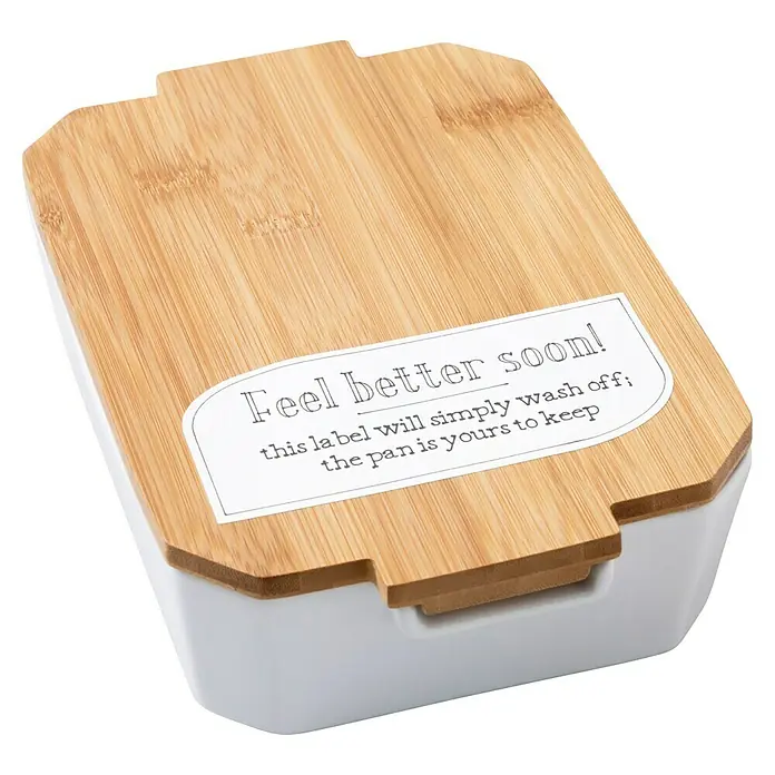 Cricut Joy Aufkleber Smart Label Auflösbar - 1 Stk., Weiß, 13,9 x 90 cm - Weißer Keramikbehälter mit Bambusdeckel und einem Etikett mit der Aufschrift "Gute Besserung!".