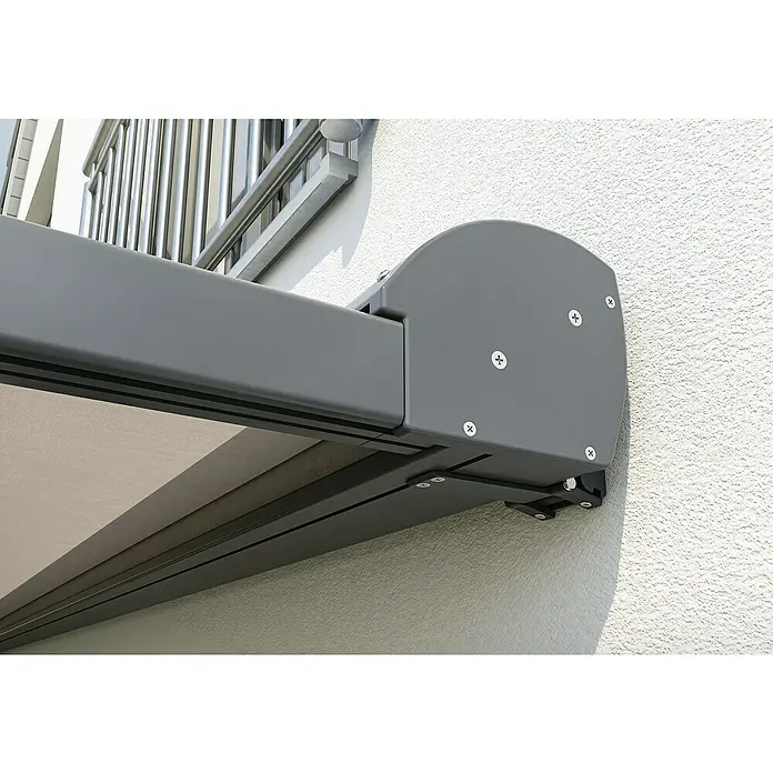 Solid Elements Pergolamarkise Schattino-S 30A774Breite: 6 m, Ausfall: 3 m - Detailansicht einer ausfahrbaren Markise in Grau, befestigt an einer Fassade, die Schatten spendet und vor Sonne schützt.