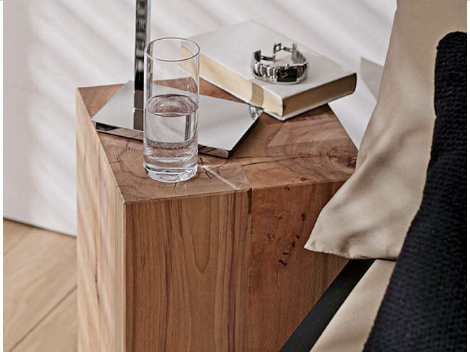 Holzblock als Tisch