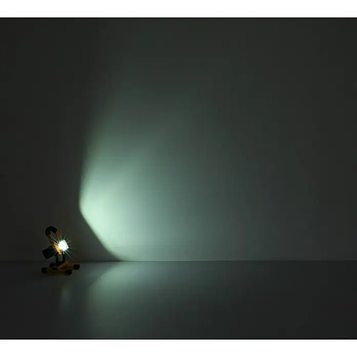 Globo LED-Akkustrahler - 600 lm, Lichtfarbe: Kaltweiß, IP54 - Bild einer hellen, tragbaren LED-Arbeitsleuchte, die einen Raum mit Licht erfüllt und ihre Funktionalität hervorhebt.