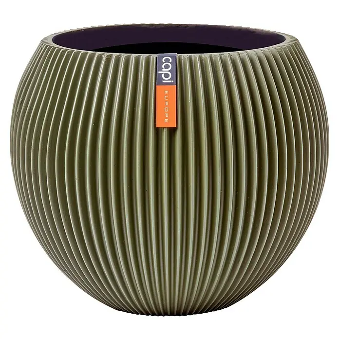 Capi Europe Übertopf rund Nature Groove - Außenmaß (Ø x H): 18 x 15 cm, Grün, Polyester - Ein olivgrüner, gerippter Capi Europe Pflanztopf mit dunklem Rand und orangefarbenem Etikett vor schwarzem Hintergrund.