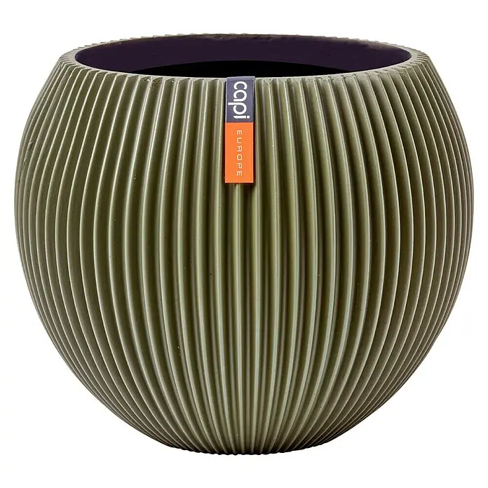 Capi Europe Übertopf rund Nature Groove - Außenmaß (Ø x H): 21,5 x 21,5 cm, Grün, Polyester - Grüner Capi Europe Blumentopf mit vertikalen Rillen und dunklem Rand für stilvolle Pflanzenpräsentation im Innen- und Außenbereich.