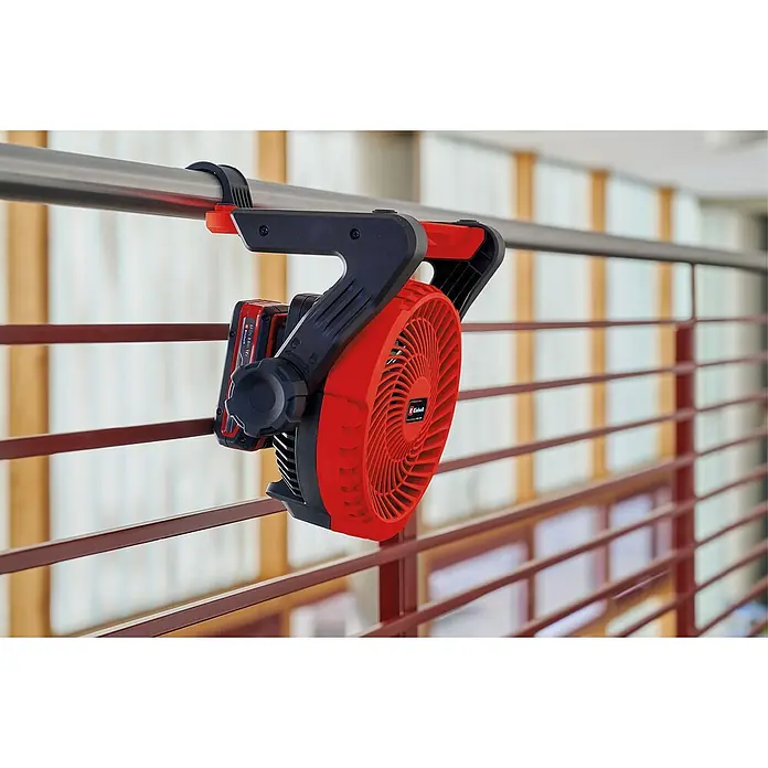 Einhell Power X-Change 18V Akku-Ventilator GE-CF 18/2200 Li - Solo - 18 V, Ohne Akku - Akkubetriebener Ventilator von Einhell, befestigt an einer Metallstange. Ideal für Baustellen oder den mobilen Einsatz, rot und schwarz.