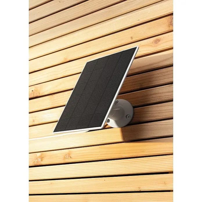 Abus Solarmodul PPIC91600 W PRO - L x B x H: 12 x 1 x 17 cm, IP65 - Solarpanel an einer Holzwand.