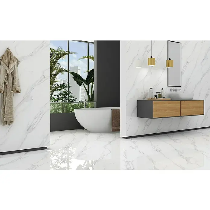 Feinsteinzeugfliese Prisma Statuario - 60 x 120 cm, Stärke: 9 mm, Weiß/Grau, Hochglänzend - Das elegante Badezimmer verfügt über Marmorfliesen, einen Waschtisch mit Holzfront und eine freistehende Badewanne für ein luxuriöses Ambiente.